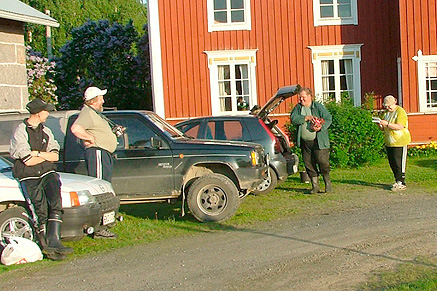 Autonsa perään on laittamassa palkintoaan miesten sarjan voittaja Nyykooli, vasemmalla kesäasukki Jarmo Ruusila ja Harsun Tuomas