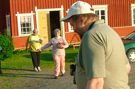 Palkintoa noutamassa naisten sarjan voittaja Eeva-Liisa Kulma, edessä miesten sarjan kolmonen Jarmo Ruusil